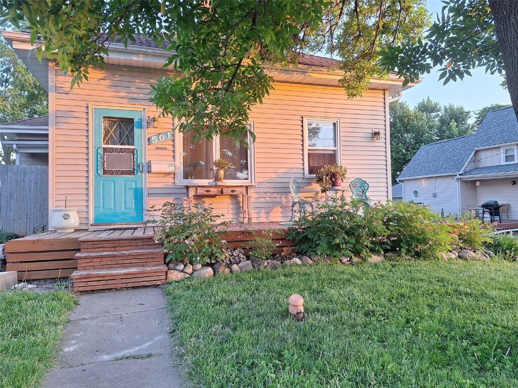 501 9th Ave, Marion, IA 52302 - view of front facade featuring cooling unit