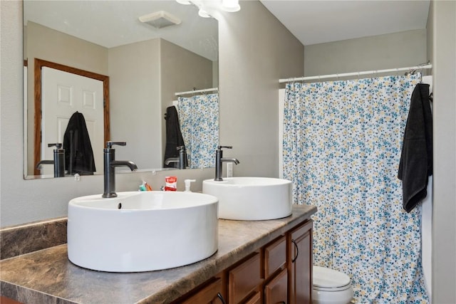 4708 Pueblo St SW, Cedar Rapids, IA 52404 - full bathroom featuring double vanity, toilet, and a shower with curtain