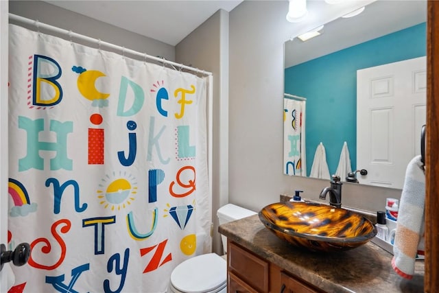 4708 Pueblo St SW, Cedar Rapids, IA 52404 - full bathroom with vanity, toilet, and a shower with curtain