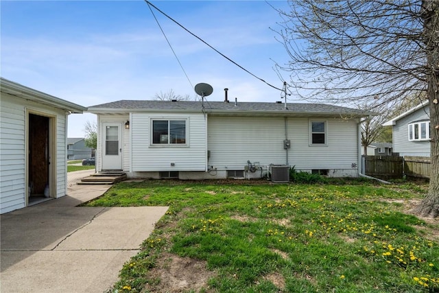 1056 Eisenhower Rd, Hiawatha, IA 52233 - back of property featuring entry steps