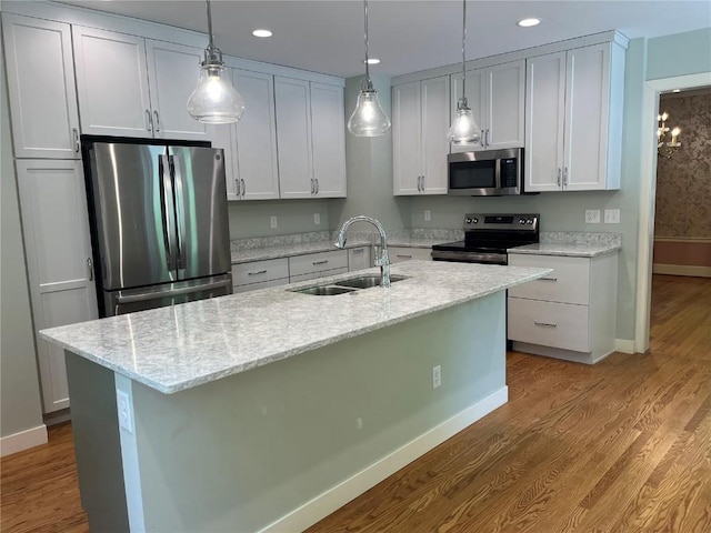 620 S Summit St, Iowa City, IA 52240 - kitchen featuring a sink, stainless steel appliances, baseboards, wood finished floors, and recessed lighting