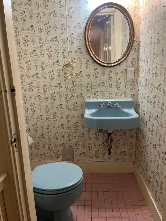 620 S Summit St, Iowa City, IA 52240 - half bath featuring wallpapered walls, tile patterned floors, a sink, and toilet