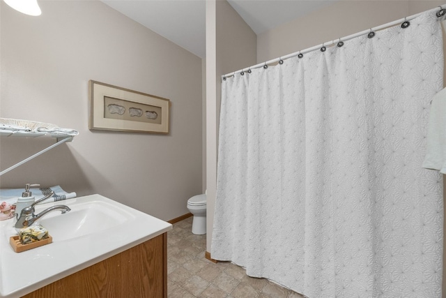 959 Tamarack Trl, Iowa City, IA 52245 - full bathroom with toilet, vanity, and a shower with curtain