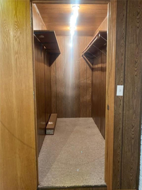 202 S 9th Ave, Vinton, IA 52349 - view of spacious closet