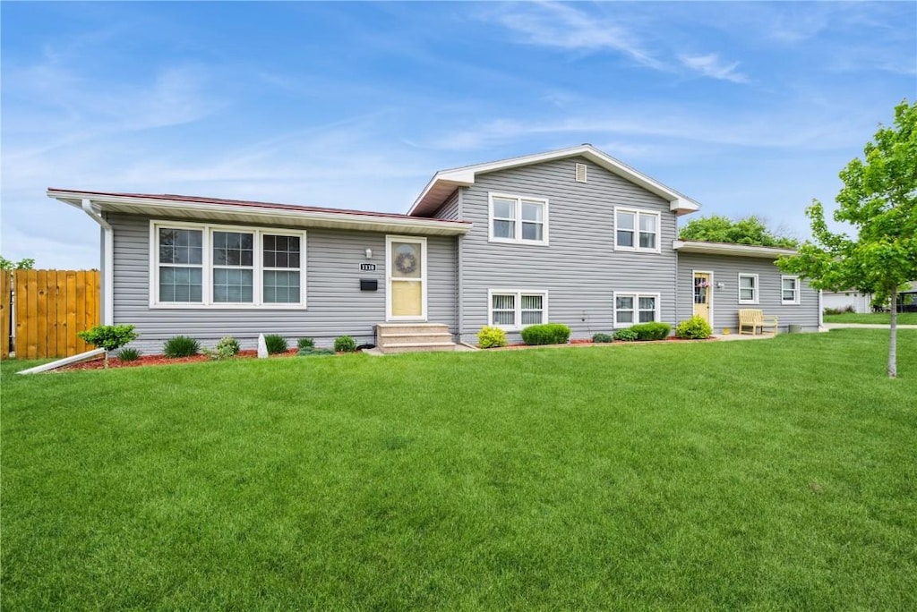 1110 Rainbow Blvd, Hiawatha, IA 52233 - tri-level home with entry steps