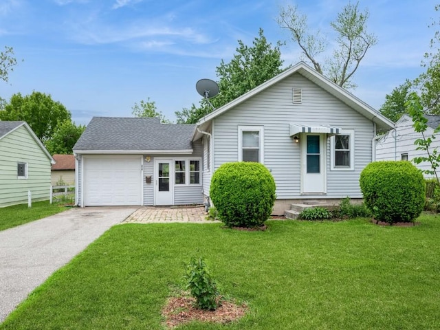 259 25th Ave SW, Cedar Rapids, IA 52404 - view of front facade featuring driveway, a front yard, and a garage