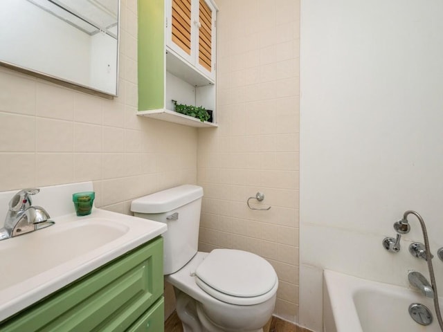 259 25th Ave SW, Cedar Rapids, IA 52404 - bathroom featuring tile walls, a bathtub, toilet, vanity, and decorative backsplash