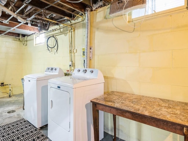 259 25th Ave SW, Cedar Rapids, IA 52404 - laundry area featuring separate washer and dryer