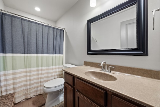 2913 Caspian Rd, Hiawatha, IA 52233 - bathroom featuring toilet, vanity, and a shower with curtain