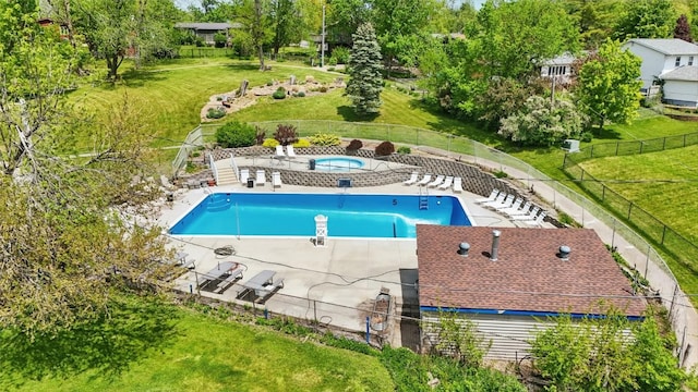 215 40th St Dr SE Unit 304, Cedar Rapids, IA 52403 - community pool with view of wooded area and a community hot tub