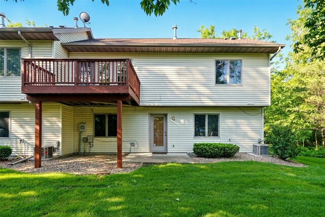 6967 Doubletree Rd NE, Cedar Rapids, IA 52402 - back of property with a yard, a deck, central AC unit, and a patio
