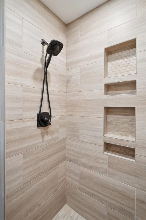 2545 F52 Trl, Parnell, IA 52325 - bathroom featuring a tile shower