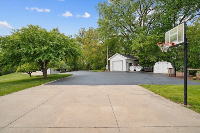 2545 F52 Trl, Parnell, IA 52325 - view of side of home with a detached garage, a lawn, and view of wooded area