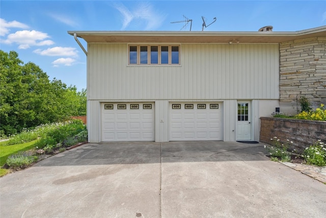 1004 W Welsh St, Williamsburg, IA 52361 - garage featuring driveway