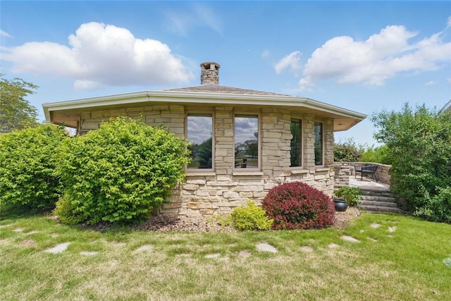 1004 W Welsh St, Williamsburg, IA 52361 - view of side of home with stone siding and a yard
