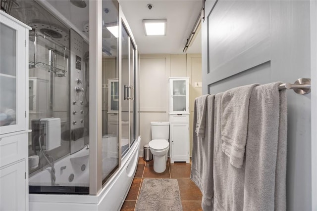 905 3rd St SE Unit 508, Cedar Rapids, IA 52401 - full bath with toilet, tile patterned flooring, and shower / bath combination with glass door