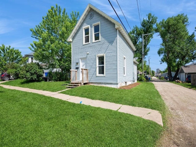 280 14th Ave SW, Cedar Rapids, IA 52404 - view of front of property featuring a front lawn and dirt driveway