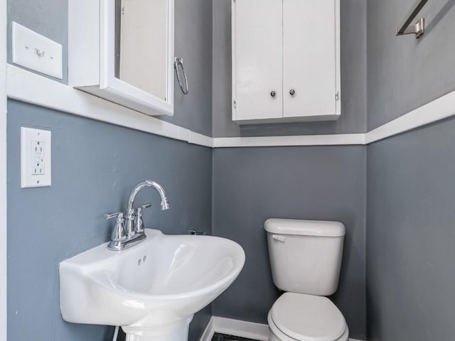 280 14th Ave SW, Cedar Rapids, IA 52404 - bathroom featuring a sink and toilet