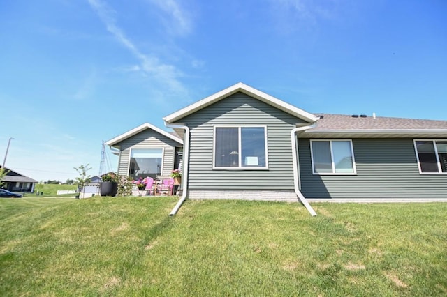 3902 Bluebird Dr SW, Cedar Rapids, IA 52404 - back of property featuring a yard