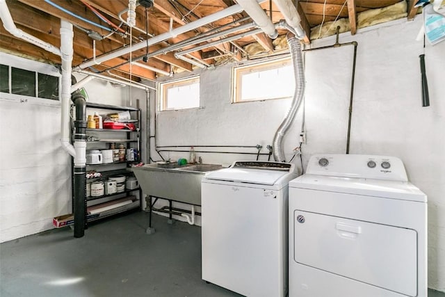 384 21st St SE, Cedar Rapids, IA 52403 - laundry area with washer and clothes dryer