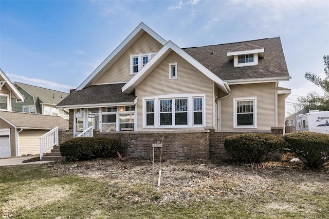 384 21st St SE, Cedar Rapids, IA 52403 - view of front facade with a shingled roof