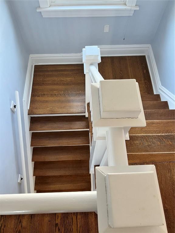 384 21st St SE, Cedar Rapids, IA 52403 - view of stairway