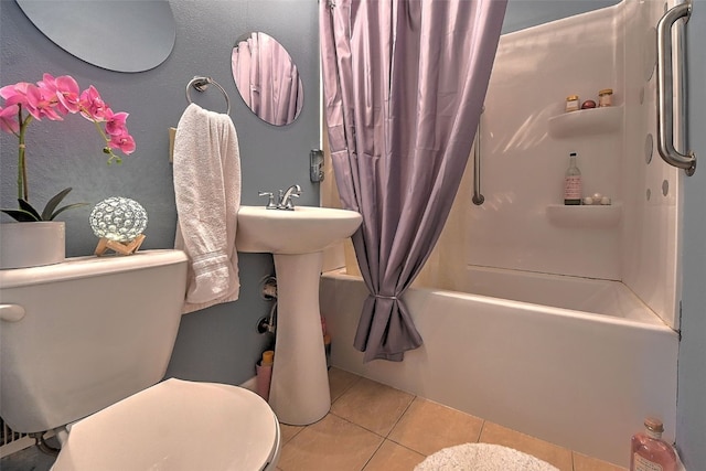 361 30th St SE, Cedar Rapids, IA 52403 - full bath featuring toilet, shower / bath combination with curtain, and tile patterned flooring