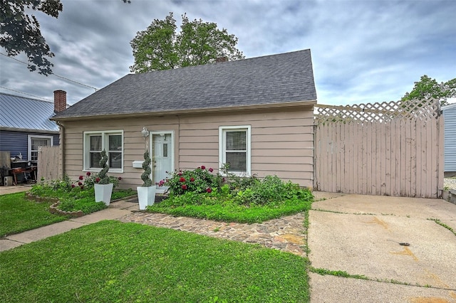 361 30th St SE, Cedar Rapids, IA 52403 - view of front of home with a shingled roof