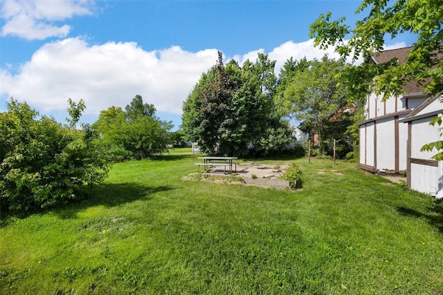 87 14th Ave SW, Cedar Rapids, IA 52404 - view of green lawn with a patio
