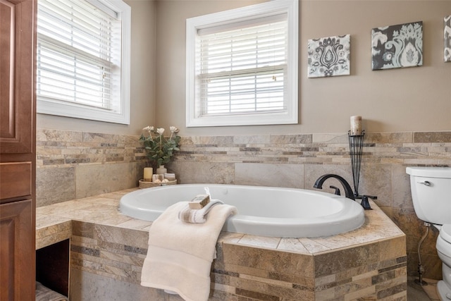 2545 Silver Oak Trl, Marion, IA 52302 - full bathroom with toilet, plenty of natural light, and a garden tub