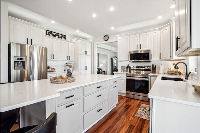 2545 Silver Oak Trl, Marion, IA 52302 - kitchen featuring stainless steel appliances, a sink, recessed lighting, backsplash, and white cabinetry
