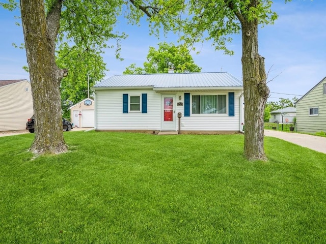 2521 Wisconsin St SW, Cedar Rapids, IA 52404 - ranch-style house featuring a front lawn, metal roof, and an outdoor structure