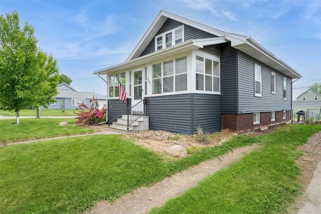 662 19th Ave SW, Cedar Rapids, IA 52404 - bungalow-style home with a front lawn