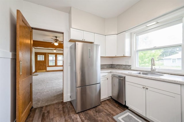 662 19th Ave SW, Cedar Rapids, IA 52404 - kitchen featuring a sink, stainless steel appliances, dark wood-type flooring, light countertops, and ceiling fan