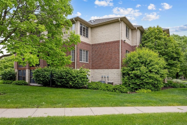 364 Camden Rd, Iowa City, IA 52245 - view of side of home with brick siding and a yard
