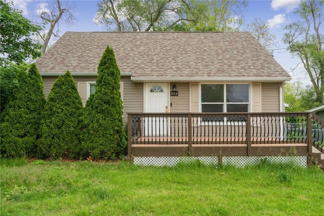 654 34th St SE, Cedar Rapids, IA 52403 - view of front of property featuring a shingled roof, a wooden deck, and a front yard