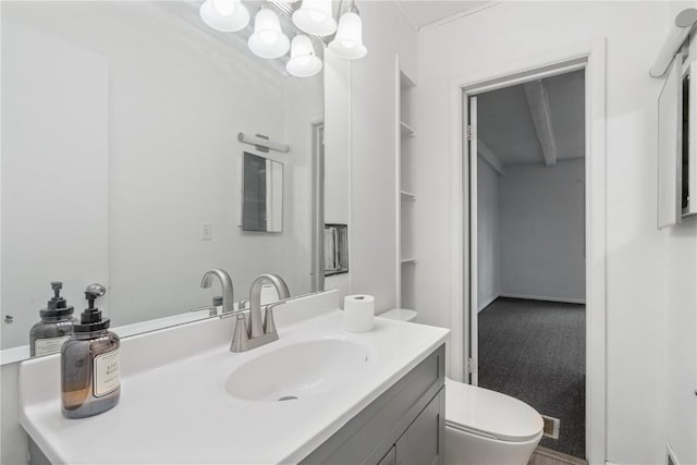 654 34th St SE, Cedar Rapids, IA 52403 - bathroom featuring vanity, toilet, a chandelier, and built in features