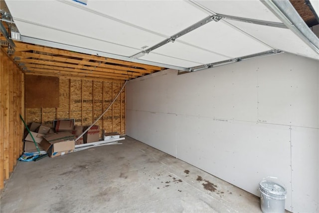 654 34th St SE, Cedar Rapids, IA 52403 - view of garage
