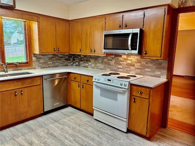832 17th St SE, Cedar Rapids, IA 52403 - kitchen with stainless steel appliances, a sink, light wood-type flooring, and light countertops