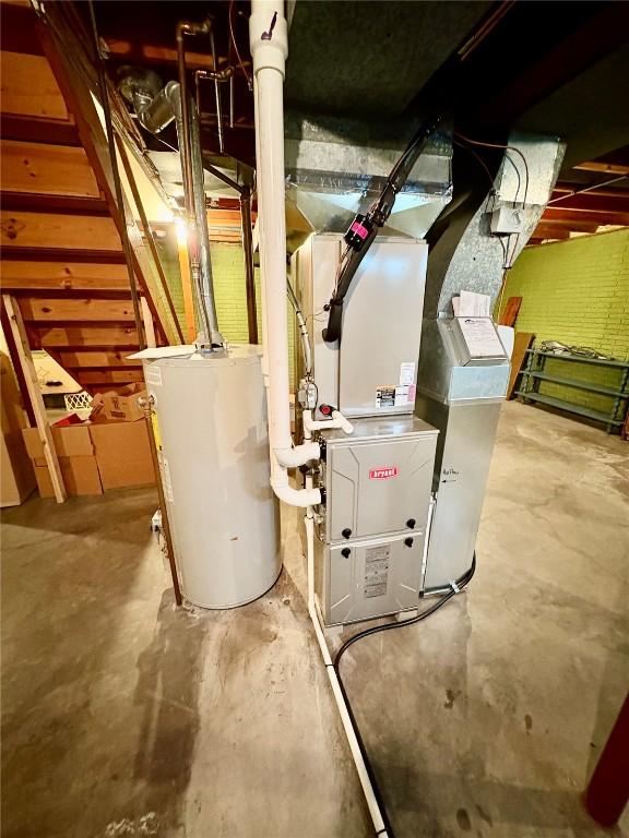 832 17th St SE, Cedar Rapids, IA 52403 - utilities featuring water heater