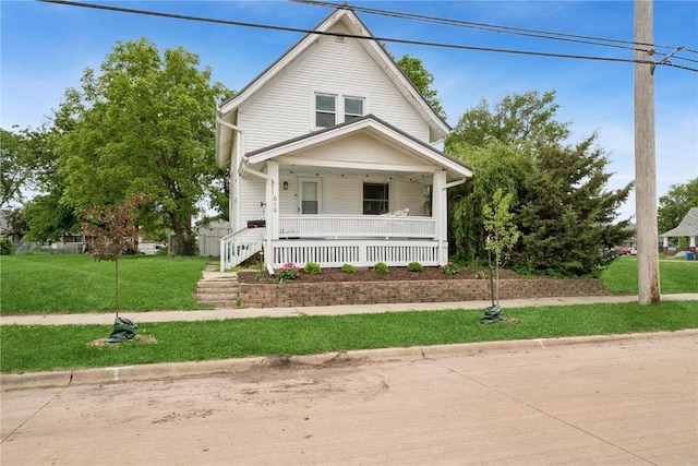 619 I Ave NW, Cedar Rapids, IA 52405 - view of front facade featuring covered porch and a front lawn