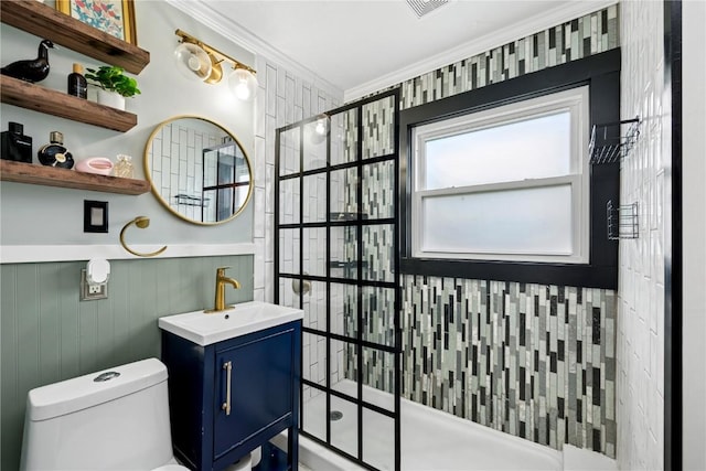 619 I Ave NW, Cedar Rapids, IA 52405 - bathroom with a tile shower, vanity, toilet, crown molding, and a wainscoted wall