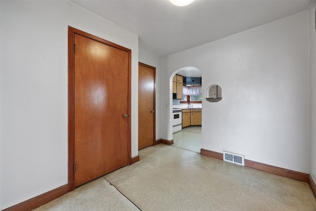 307 2nd Ave, Clarence, IA 52216 - hall featuring arched walkways and baseboards
