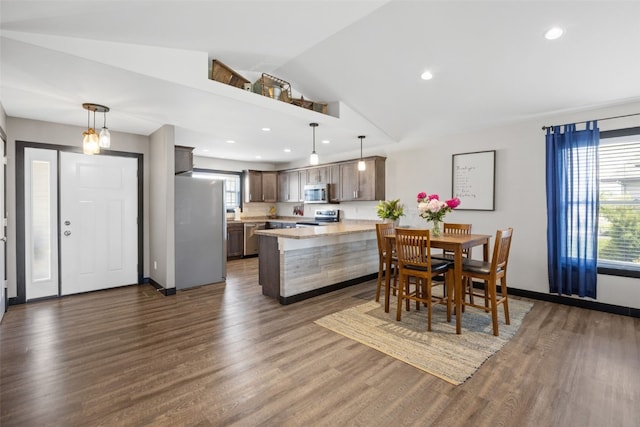 2205 Snapdragon Cir SW, Cedar Rapids, IA 52404 - dining area featuring lofted ceiling, dark wood-style flooring, baseboards, and recessed lighting