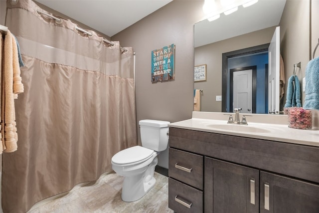 2205 Snapdragon Cir SW, Cedar Rapids, IA 52404 - full bath with toilet, vanity, and a shower with shower curtain