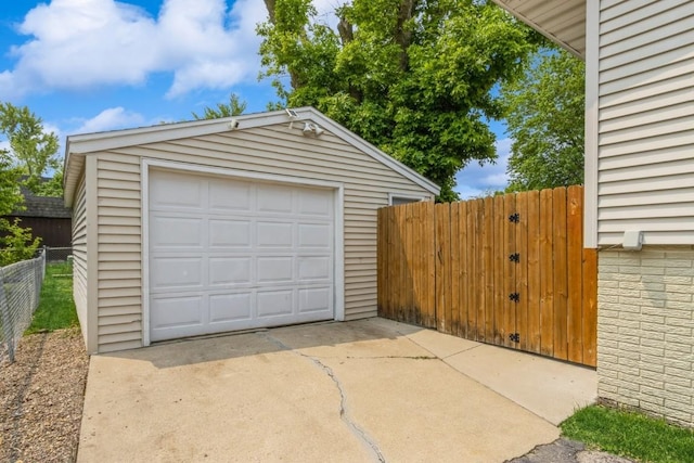 5817 Underwood SW, Cedar Rapids, IA 52404 - detached garage featuring driveway