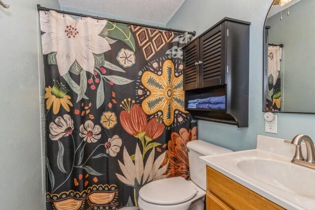 5817 Underwood SW, Cedar Rapids, IA 52404 - bathroom with toilet, vanity, a shower with curtain, and a textured ceiling