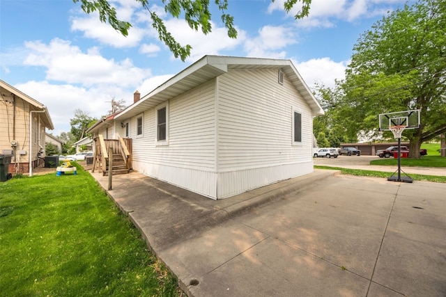 2220 D St SW, Cedar Rapids, IA 52404 - view of home's exterior featuring a lawn