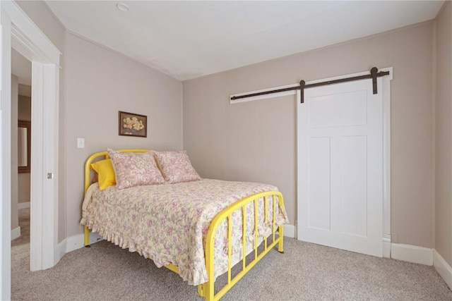 407 7th Ave SW, Cedar Rapids, IA 52404 - carpeted bedroom with a barn door and baseboards