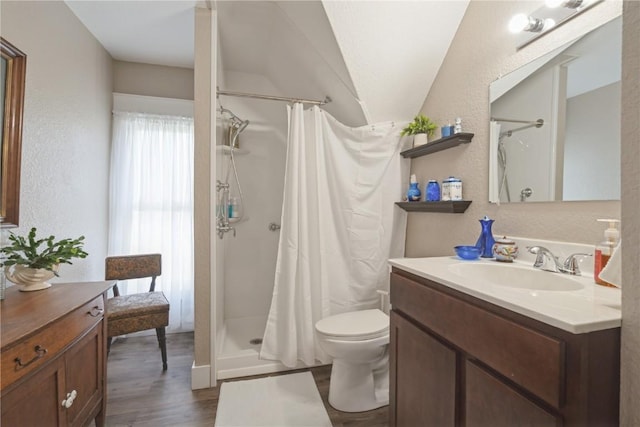 407 7th Ave SW, Cedar Rapids, IA 52404 - full bathroom with a textured wall, wood finished floors, vanity, toilet, and a shower with shower curtain